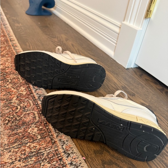 Women’s Autry Reelwind Low Sneaker - Size 39 EU/ US 9 - Picture 4 of 5